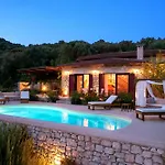 Phos - Boutique Stone And Wood Sanctuary With Private Pool Near